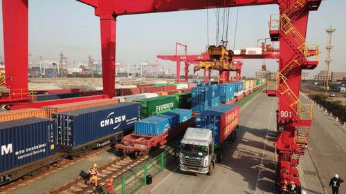 国内首条双层集装箱海铁联运班列成功首发，宁波舟山港引领高效货运新篇章